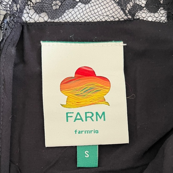 Berry Garden Lace Detail Sleeveless Top - Picture 3 of 4